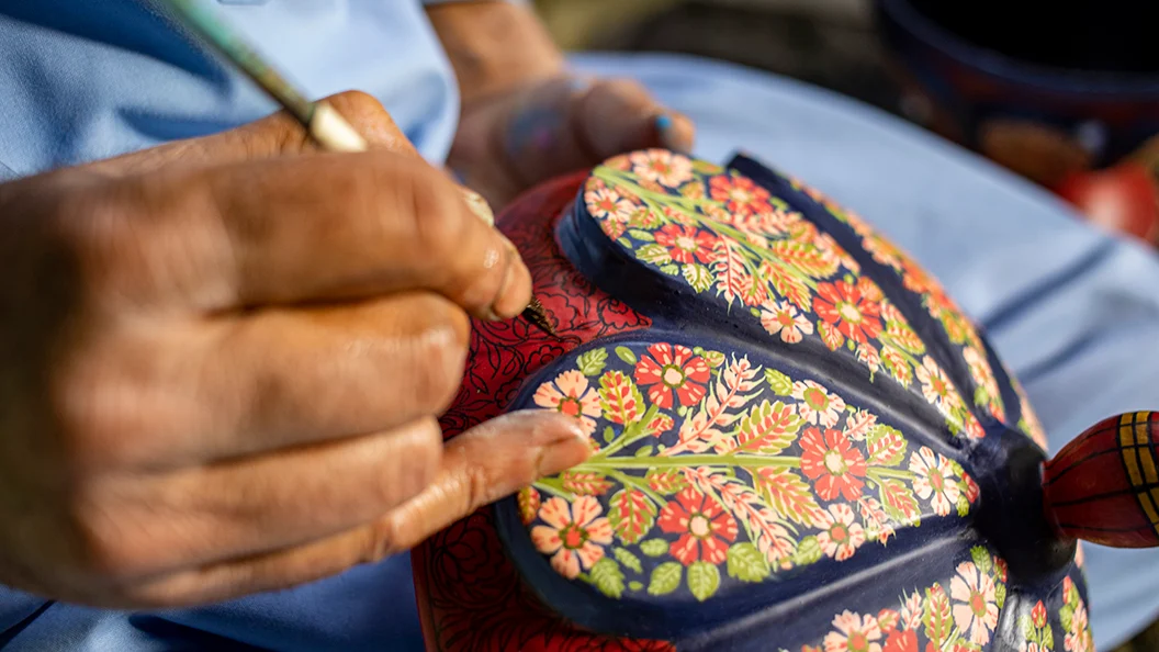 Kashmiri artisan weaving fabric